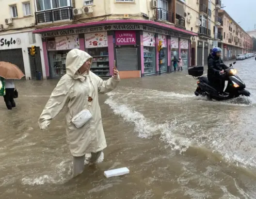 عاصفة “دانا” تشل مالقة الإسبانية.. المياه تغمر المنازل والمستشفيات والسلطات تخلي السكان (صور)