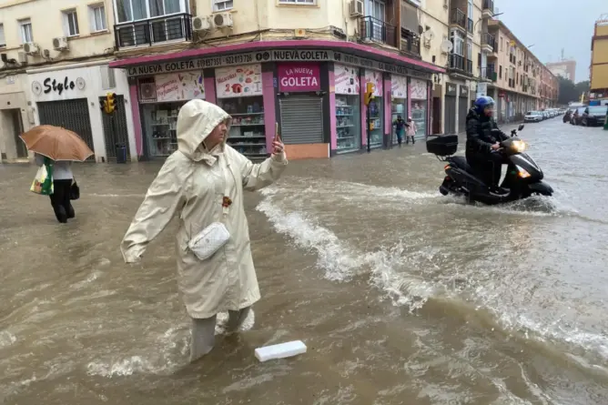عاصفة “دانا” تشل مالقة الإسبانية.. المياه تغمر المنازل والمستشفيات والسلطات تخلي السكان (صور)