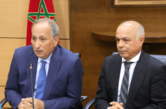 الوزير الجديد للتربية الوطنية والتعليم الأولي والرياضة، محمد سعد برادة أثناء تسلمه السلطة من سلفه شكيب بنموسى