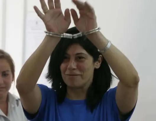 “تستلقي بجانب الباب لتتنفس”.. تفاصيل مؤلمة للأسيرة جرار في زنزانة إسرائيلية بدون ماء ولا هواء