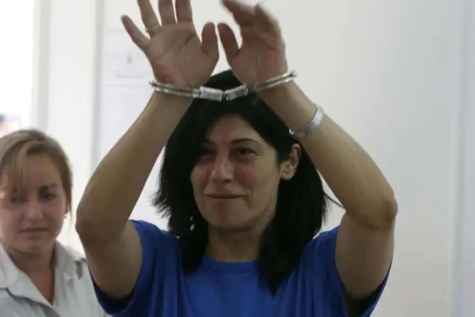 “تستلقي بجانب الباب لتتنفس”.. تفاصيل مؤلمة للأسيرة جرار في زنزانة إسرائيلية بدون ماء ولا هواء