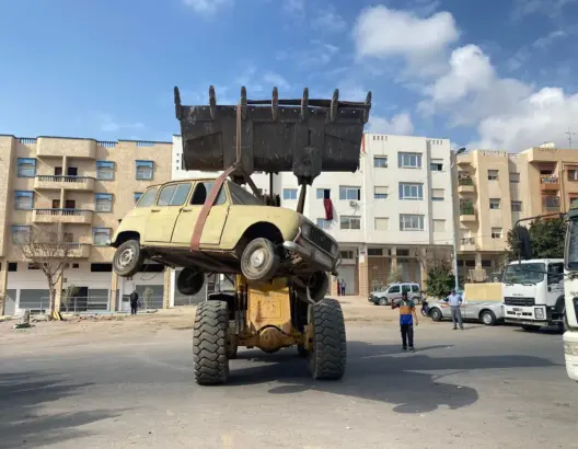 سلطات أكادير تُخلِّص شوارع تيكيوين من السيارات “المهملة” (فيديو)