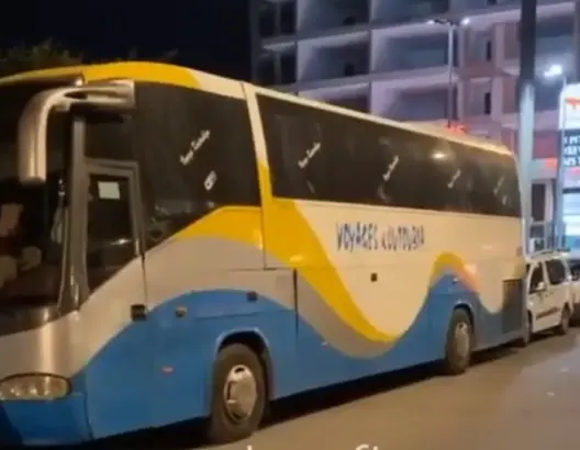 “الطاكسيات” يمنعون حافلة من نقل طالبات بالبيضاء.. الكيحل: نُعاني الفوضى