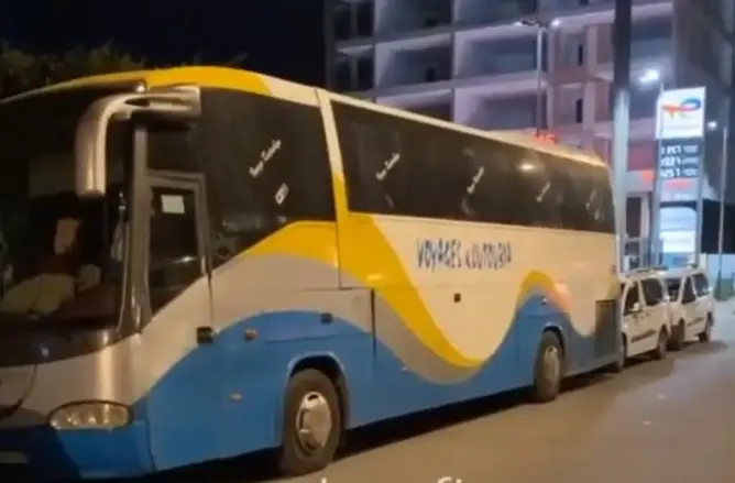 “الطاكسيات” يمنعون حافلة من نقل طالبات بالبيضاء.. الكيحل: نُعاني الفوضى