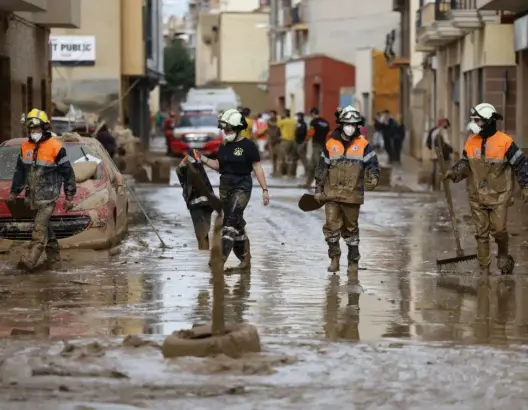 دعم مغربي استثنائي لإسبانيا.. إشادة بكفاءة الفرق المغربية في مواجهة آثار الفيضانات