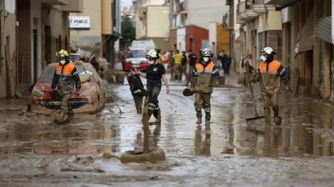 دعم مغربي استثنائي لإسبانيا.. إشادة بكفاءة الفرق المغربية في مواجهة آثار الفيضانات
