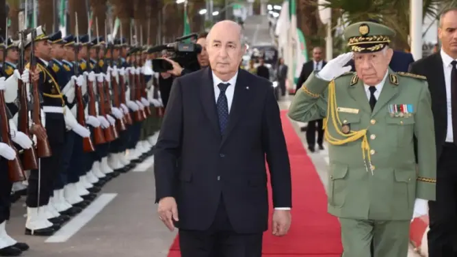 الرئيس الجزائري يقيل الوزير الأول ويكلف وزير الصناعة بمهامه