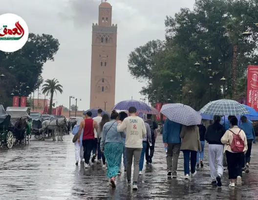 زخات مطرية تغسل شوارع وأزقة مراكش وتغير وجه المدينة
