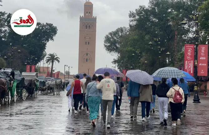 زخات مطرية تغسل شوارع وأزقة مراكش وتغير وجه المدينة