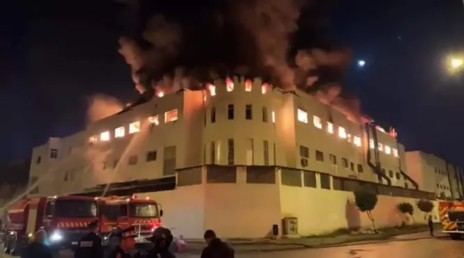 حريق ضخم يلتهم مصنعا للنسيج بطنجة (صور)