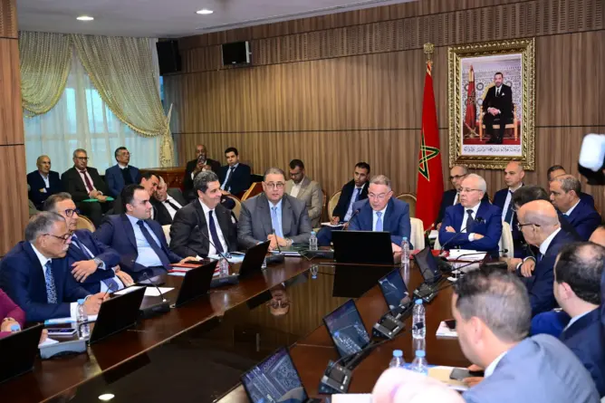 اتهام بـ”شيك على بياض” يشعل مواجهة بين نقابتين بمجلس المستشارين