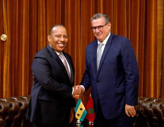 عقد رئيس الحكومة، عزيز أخنوش، أمس الخميس بالدار البيضاء، مباحثات ثنائية مع الوزير الأول لجمهورية ساو تومي وبرينسيب الديمقراطية، باتريس إيمري تروفوادا، تناولت سبل تعزيز علاقات الصداقة والتعاون بين البلدين.