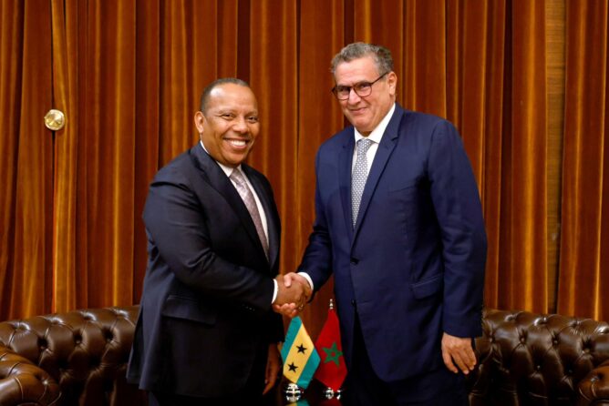 عقد رئيس الحكومة، عزيز أخنوش، أمس الخميس بالدار البيضاء، مباحثات ثنائية مع الوزير الأول لجمهورية ساو تومي وبرينسيب الديمقراطية، باتريس إيمري تروفوادا، تناولت سبل تعزيز علاقات الصداقة والتعاون بين البلدين.