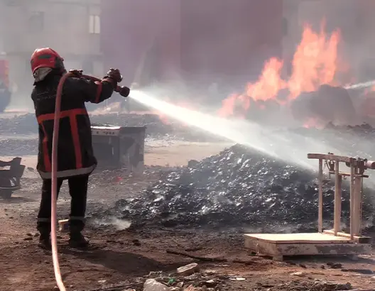 حريق مستودع يلحق أضرارا بعدد من المنازل في القليعة