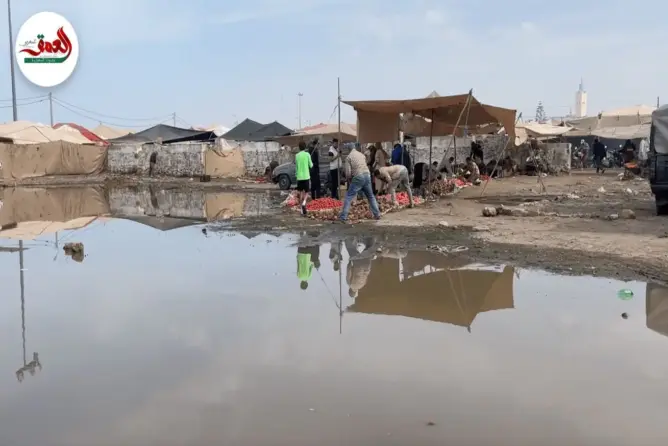 بركة مائية عادمة تغرق أكبر سوق شعبي بالجديدة.. ومطالب بتدخل عاجل للمسؤولين