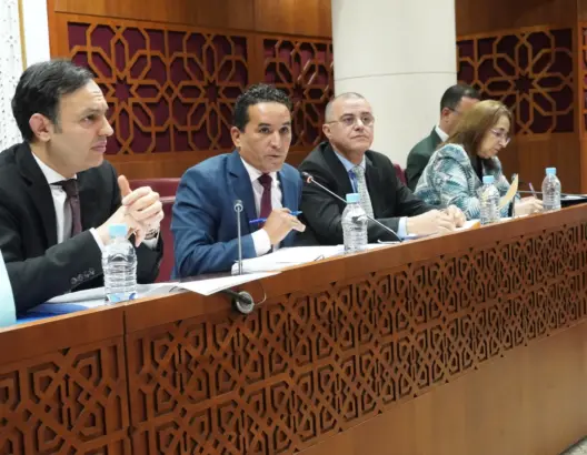 “الإجماع” يرفع المنع عن الإضراب السياسي والحكومة تتشبث بـ”العمل مقابل الأجر”