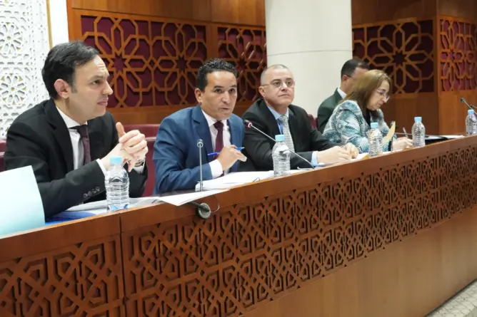 “الإجماع” يرفع المنع عن الإضراب السياسي والحكومة تتشبث بـ”العمل مقابل الأجر”