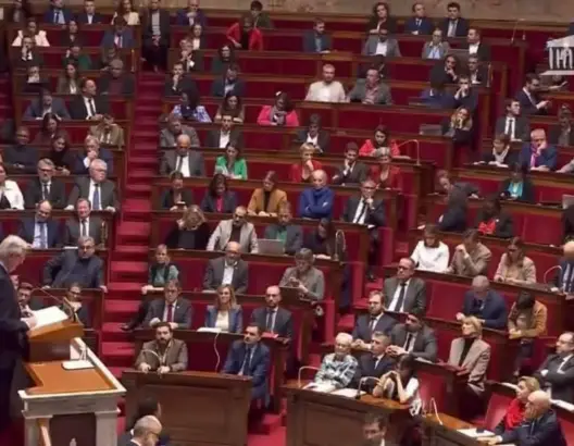 عاجل.. البرلمان الفرنسي يسحب الثقة من حكومة ميشال بارنييه