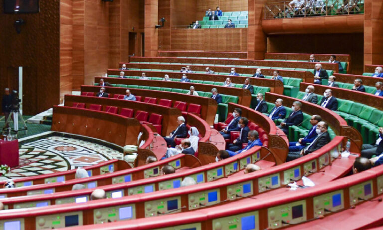 في ظل احتجاج المحامين.. “المستشارين يقر مشروع قانون المحاماة وينهي مسارا تشريعيا عاصفا