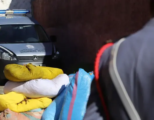 الدرك الملكي يداهم منزلا ويحجز طنين من المخدرات بالقصر الصغير (فيديو)