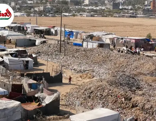 تنضاف إلى البرد والجوع.. أطنان النفايات تحاصر النازحين بغزة وتنشر الأوبئة