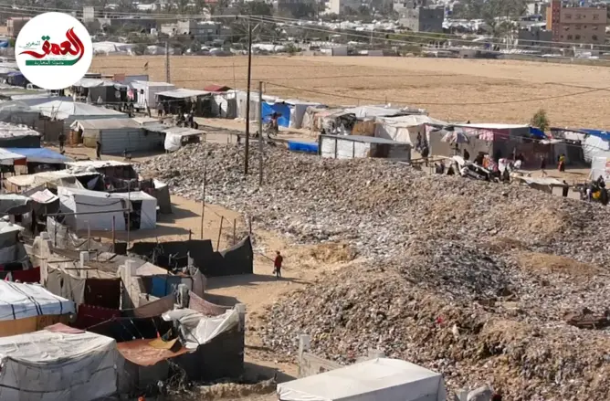 تنضاف إلى البرد والجوع.. أطنان النفايات تحاصر النازحين بغزة وتنشر الأوبئة