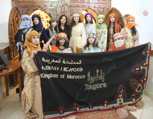 الفيلالي تعرض قفاطين مميزة بلمسة من الثقافة الزاكورية في مهرجان الفيلم عبر الصحراء