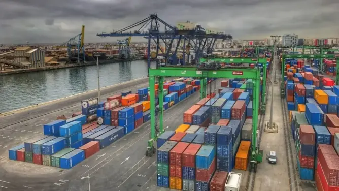 ضربة لتنافسية الموانئ المغربية.. “MSC” تقر زيادات ضخمة في رسوم الشحن تفوق نظيرتها الإسبانية