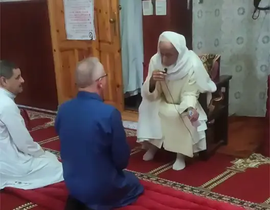 لحظة إعلان مواطن أجنبي إسلامه بمسجد بأكادير