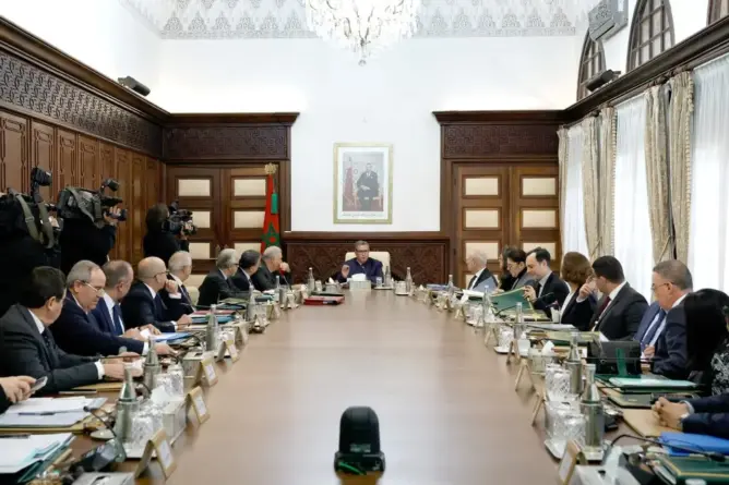 الحكومة تحدد الرخص الاستثنائية للقضاة وشروط منح تعويض لمؤطري التكوين المستمر بوزارة التعليم