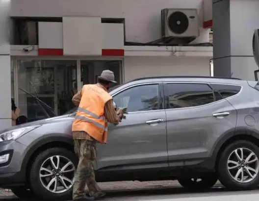 والي طنجة يوقف منح رخص حراسة السيارات.. وتوجه لإعداد إطار قانوني جديد