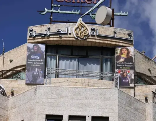 بعد إسرائيل.. السلطة الفلسطينية توقف بث قناة الجزيرة وتجمد أعمال مكتبها