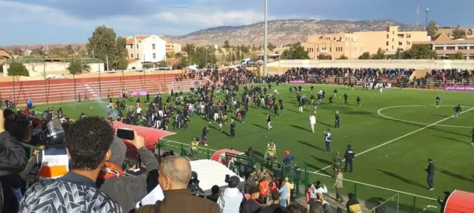 عصبة كرة القدم تعاقب أطلس خنيفرة والكوكب المراكشي بسبب أحداث الشغب
