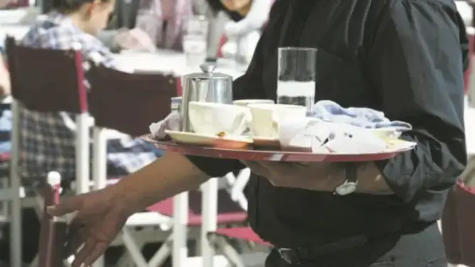 سلطات البيضاء تحارب “عشوائية” المقاهي والمطاعم بفرض نظام الفوترة