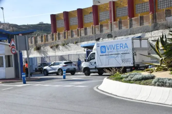 المغرب يمنع دخول أول شاحنتين تجاريتين من إسبانيا عبر معبري سبتة ومليلية