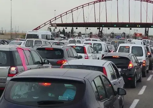 أرباح طائلة مقابل 12 ساعة عمل.. مستخدمو باحات الاستراحة بالطرق السيارة يشكون الاستغلال