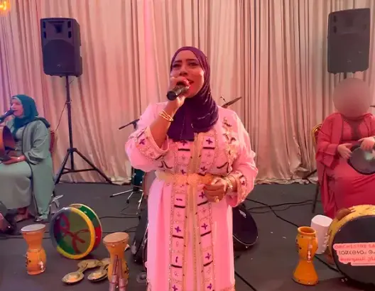 مستشارة جماعية تقود أوركيسترا نسائية