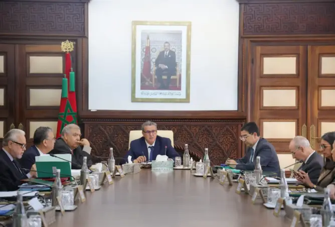 أخنوش يستنفر الوزراء لضبط نفقات الموظفين وتقليص شراء السيارات وتجهيز المقرات