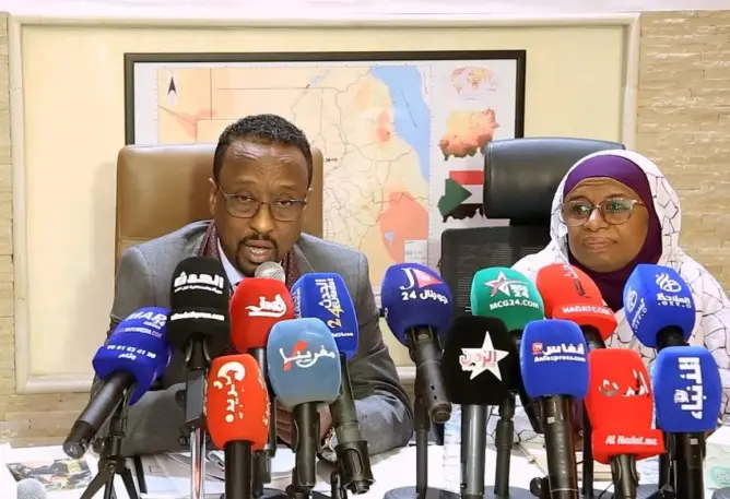 وزير الإعلام السوداني، خالد الأعيسر، في ندوة صحفية عقدت بمقر سفارة السودان في الرباط