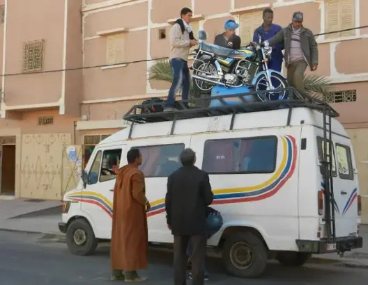 الحكومة تفتح باب تسوية وضعية النقل السري وتدعو الولاة والعمال للتشدد في منح الرخص