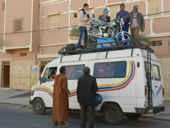 الحكومة تفتح باب تسوية وضعية النقل السري وتدعو الولاة والعمال للتشدد في منح الرخص