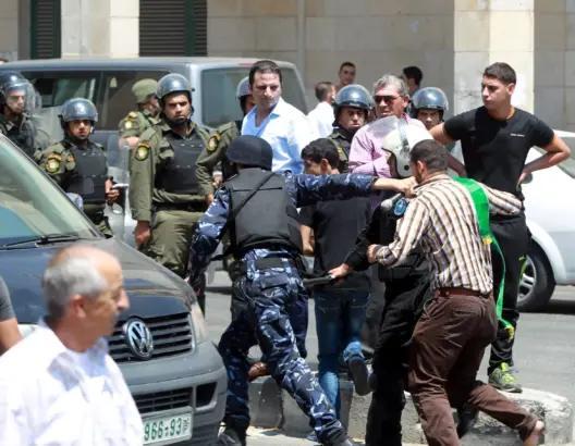صحيفة بريطانية: فلسطينيو الضفة يتهمون أمن السلطة بالقمع خدمة لإسرائيل