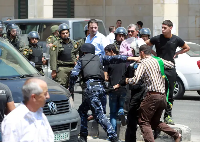 صحيفة بريطانية: فلسطينيو الضفة يتهمون أمن السلطة بالقمع خدمة لإسرائيل