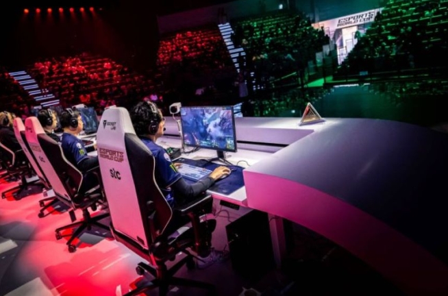 آفاق وتحديات لعبة الرياضة الإلكترونية (Esport) في 2025: مستقبل واعد لعالم الألعاب