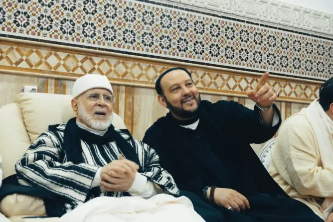 الطريقة البودشيشية تخلد ذكرى وفاة شيخها حمزة.. وجمال الدين يوصي بالخلافة لابنه “منير”