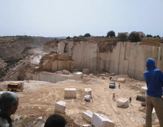 مقالع تحول حياة مواطنين بإقليم سطات إلى جحيم.. ومطالب تستعجل وقف الخروقات