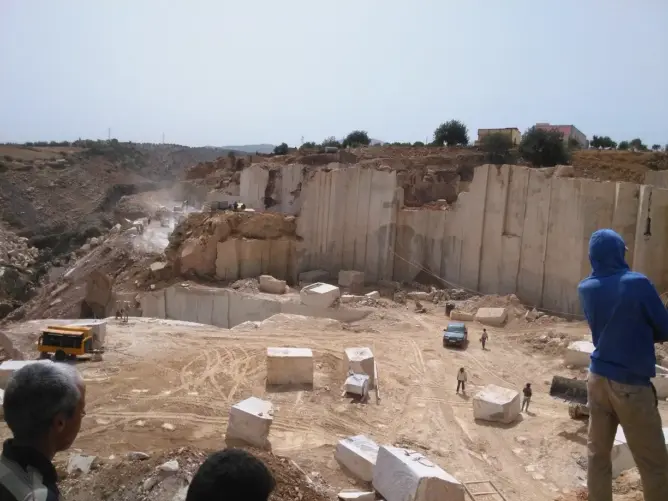 مقالع تحول حياة مواطنين بإقليم سطات إلى جحيم.. ومطالب تستعجل وقف الخروقات