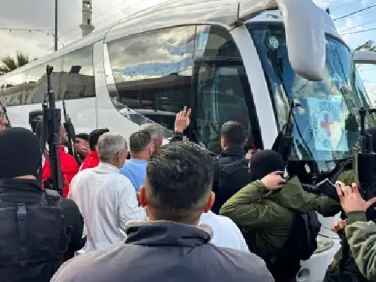 وسط هتافات وتكبيرات.. 114 أسيرا فلسطينيا محررا يصلون رام الله