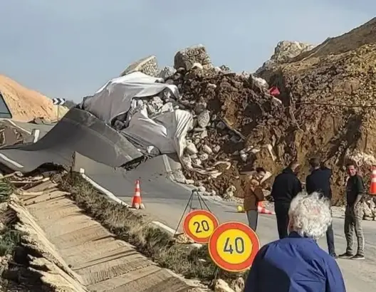 الانهيار الأرضي بين الجبهة والحسيمة.. فرق تقنية تشق مسارا بديلا ووزارة التجهيز تتعهد بحل جذري