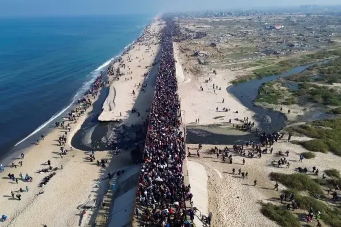 حكومة غزة تعلن عودة 300 ألف نازح لشمال القطاع.. وشركات أمن أمريكية ومصرية تفتش سيارات العائدين
